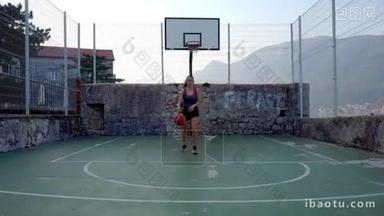 绿色篮球场上的活跃女子篮球运动员